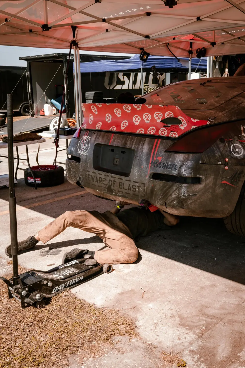 Schreiber's Fahrzeugtechnik - Mechaniker reparieren das Auto